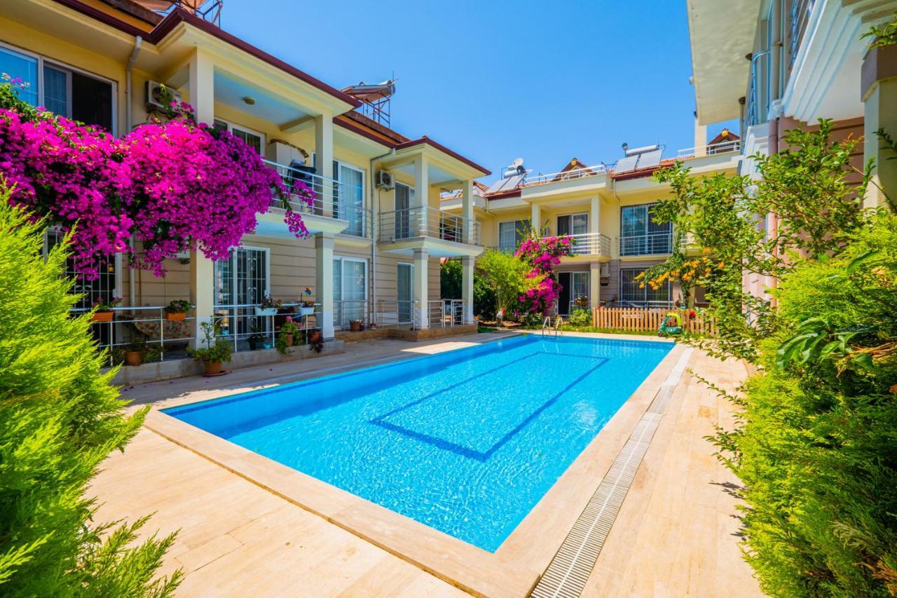 Villa Rose çalış